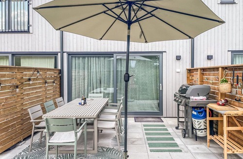 Ljugarn Apartment | Modern apartment in the center of quiet Ljugarn and close to the beach.