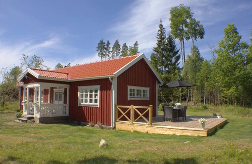 Lammhult House | "Kramphult Sjöåkra", holiday idyll for families right on Lake Stråk with a jetty