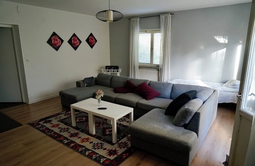 Ljungaverk Apartment | 90kvm bostad med öppen spis, balkong, parkettgolv, stor smart TV, ljudanläggning