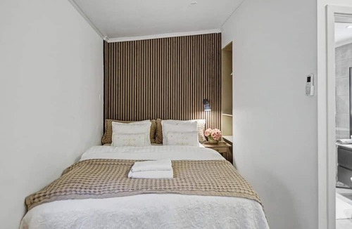 Oster Condo | Modern Malmö studio with king bed, fast WiFi & free parking in calm residential neighbourhood