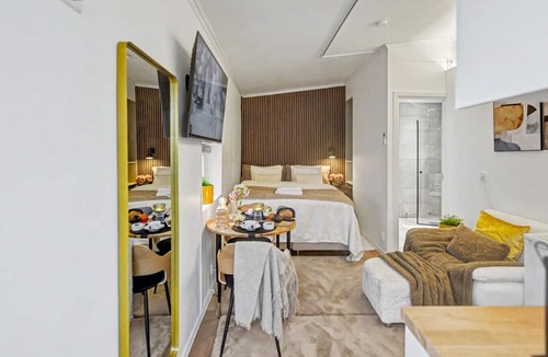 Oster Condo | Modern Malmö studio with king bed, fast WiFi & free parking in calm residential neighbourhood