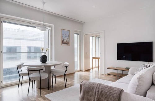 Pasila Apartment | By Tripla & Train Station | King Bed · 55 TV · Gym