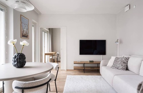 Pasila Apartment | By Tripla & Train Station | King Bed · 55 TV · Gym
