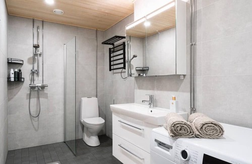 Pasila Apartment | By Tripla & Train Station | King Bed · 55 TV · Gym
