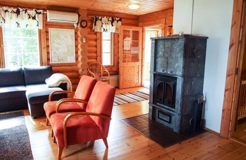 Hiukkajoki House | Yellow vacation home