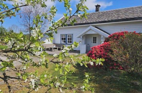 Lindas House | Cozy farmhouse near Bergen – with a hot tub