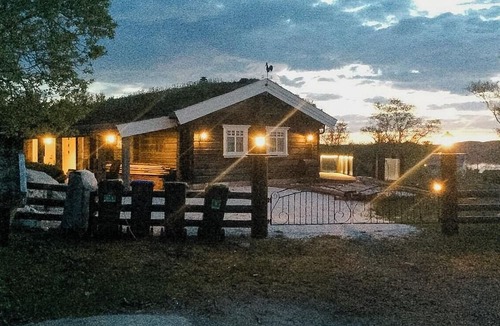 Averoy Municipality House | Cozy log cabin in Karvag