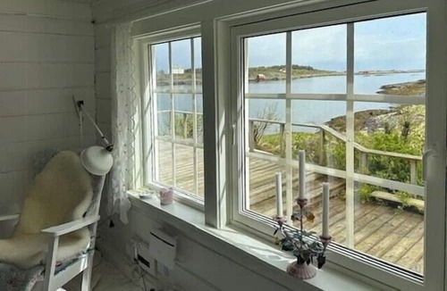 Gjengstoa House | Historic cabin by the Atlantic Ocean Road