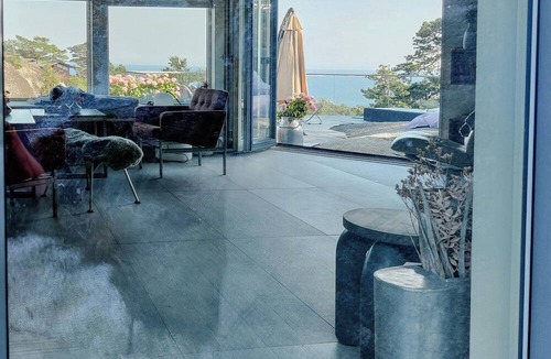 Larvik House | Modern cabin on rock at Kjerringvik