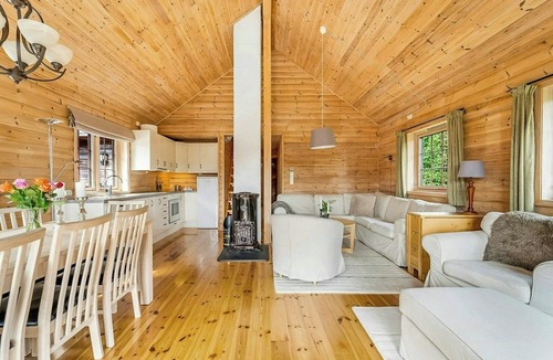 Kvinesdal House | Cabin with jacuzzi and stream in Krågeland