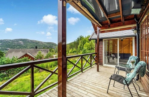 Kvinesdal House | Cabin with jacuzzi and stream in Krågeland