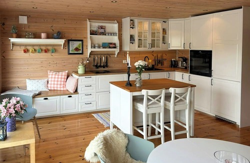 Sveio House | Cabin with private pier by the sea at Tittelsnes