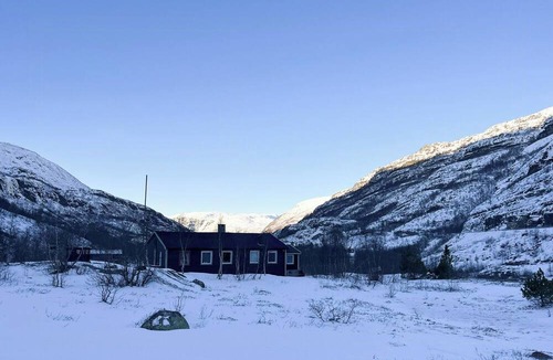 Ardal House | Remote cabin with hot tub near Vettisfossen