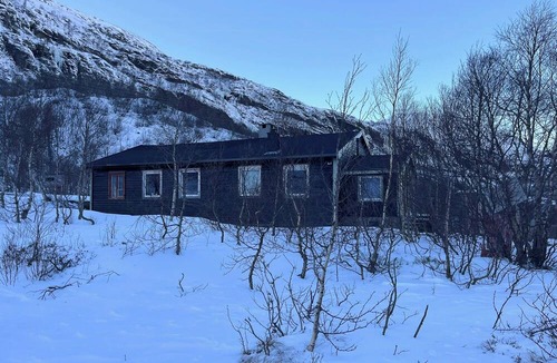 Ardal House | Remote cabin with hot tub near Vettisfossen