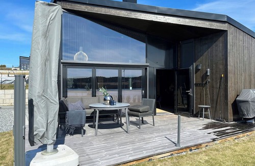 Nes Municipality House | Tiny house by beach and river near Gardermoen