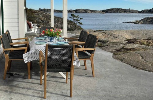 Tvedestrand House | Modern beach house on car-free Vestre Sandøya