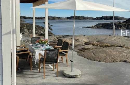 Tvedestrand House | Modern beach house on car-free Vestre Sandøya