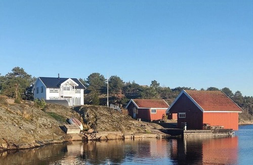 Tvedestrand House | Modern beach house on car-free Vestre Sandøya