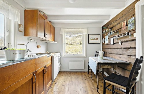 Sogndalstrand House | Traditional house with personal decor