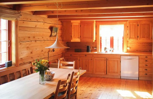 Atra House | Cabin with wooden interior by Lake Tinnsjøen
