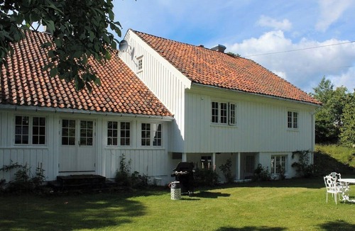 Lillesand House | Large house with private dock in Blindleia