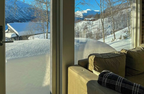 Hemsedal House | Timber cabin with ski-in access at Solheisen