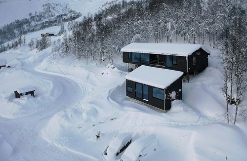 Sogndal House | Floating dream cabin embraced by nature