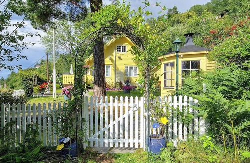 Holmsbu House | Yellow house by the fjord in idyllic Holmsbu