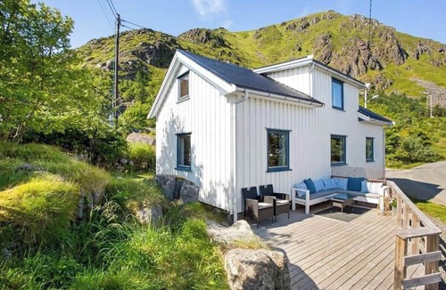 Ballstad House | Charming old cottage with sea view in Ballstad