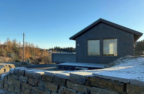 Selbjorn House | Cabin on hilltop with beach and sea views