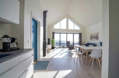 Vestbygd House | Modern holiday home with sea view in Borhaug