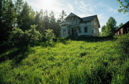 Drangedal House | 1770s farm with floating sauna by lake