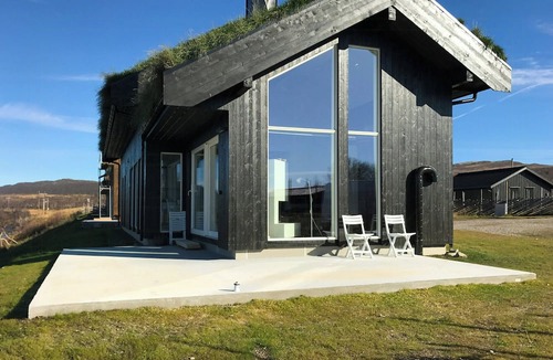 Hovden House | Cozy architect-designed cabin with river view