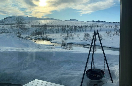 Hovden House | Cozy architect-designed cabin with river view