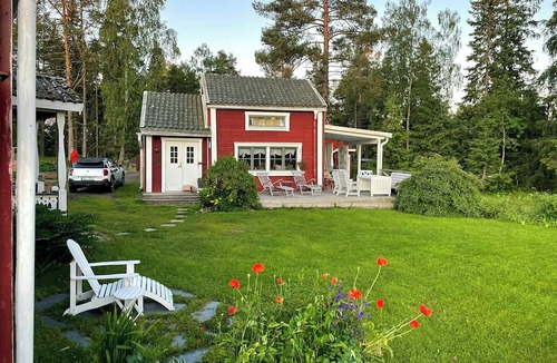 Umea Municipality House | 18th-century timber house by sea bay near Umeå