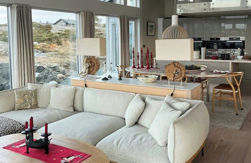 Bjugn House | Cottage with sunny terraces and sea views