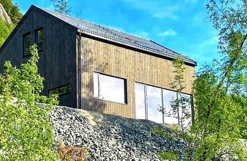 Lund House | Cozy cabin with view over Åvedalsvannet