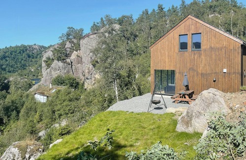Lund House | Cozy cabin with view over Åvedalsvannet