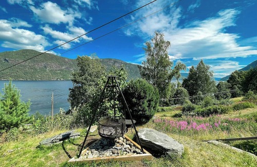 Atra House | Elevated cabin with sauna by Lake Tinnsjøen