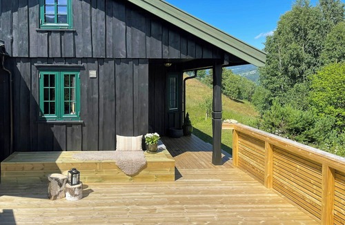 Atra House | Elevated cabin with sauna by Lake Tinnsjøen