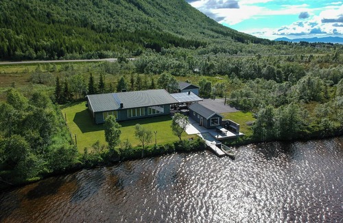 Sortland House | Lakeside lodge with fishing