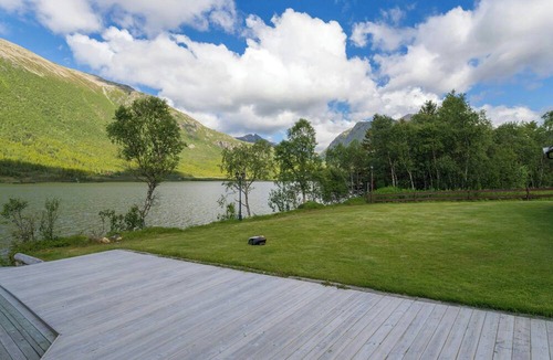 Sortland House | Lakeside lodge with fishing