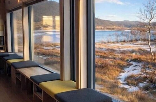 Vinje House | Beautiful architecture by Vågslidvatnet lake