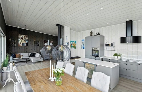 Indre Fosen House | Luxurious seaside cabin in scenic Råkvåg
