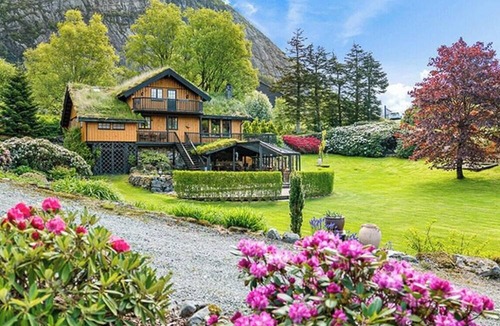 Gjesdal House | Cottage with rhododendron garden near Ålgård