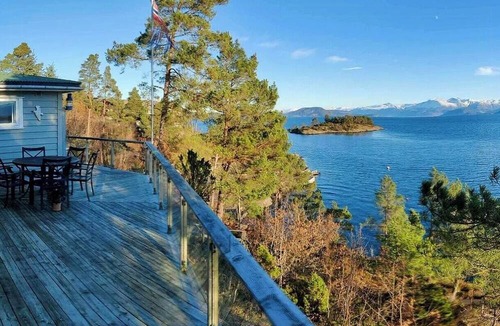 Tysnes House | Cabin with jetty and boat by Hardangerfjorden