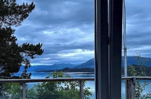 Tysnes House | Cabin with jetty and boat by Hardangerfjorden