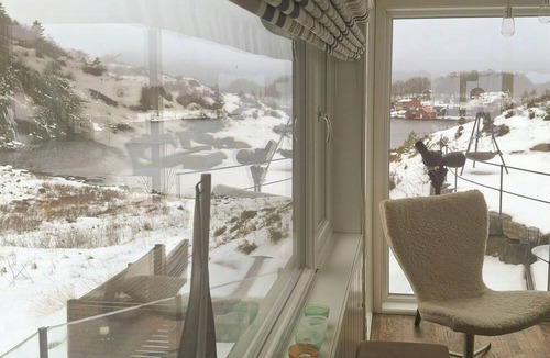 Spangereid House | Beach cottage with sea view by Grønsfjorden