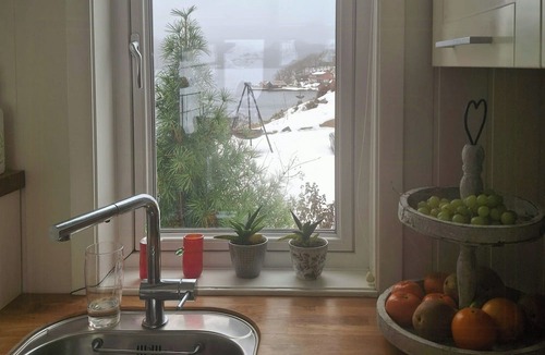 Spangereid House | Beach cottage with sea view by Grønsfjorden