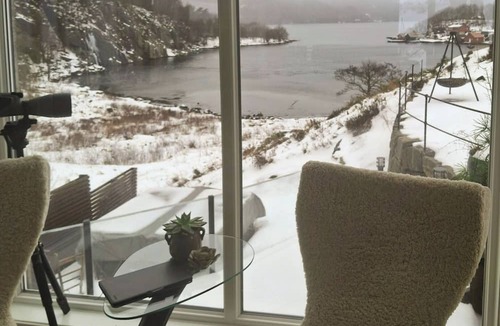 Spangereid House | Beach cottage with sea view by Grønsfjorden